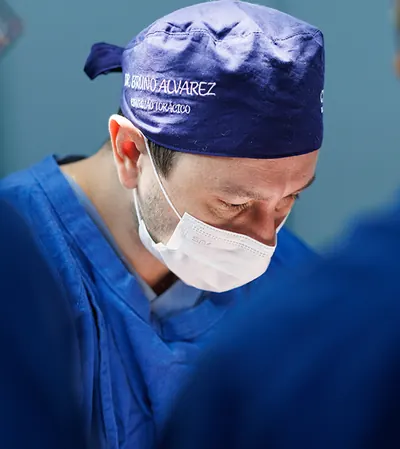 Dr. Bruno Alvarez, cirurgião torácico em Curitiba, no centro cirúrgico